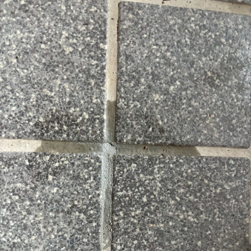 開けた穴をパテで補修