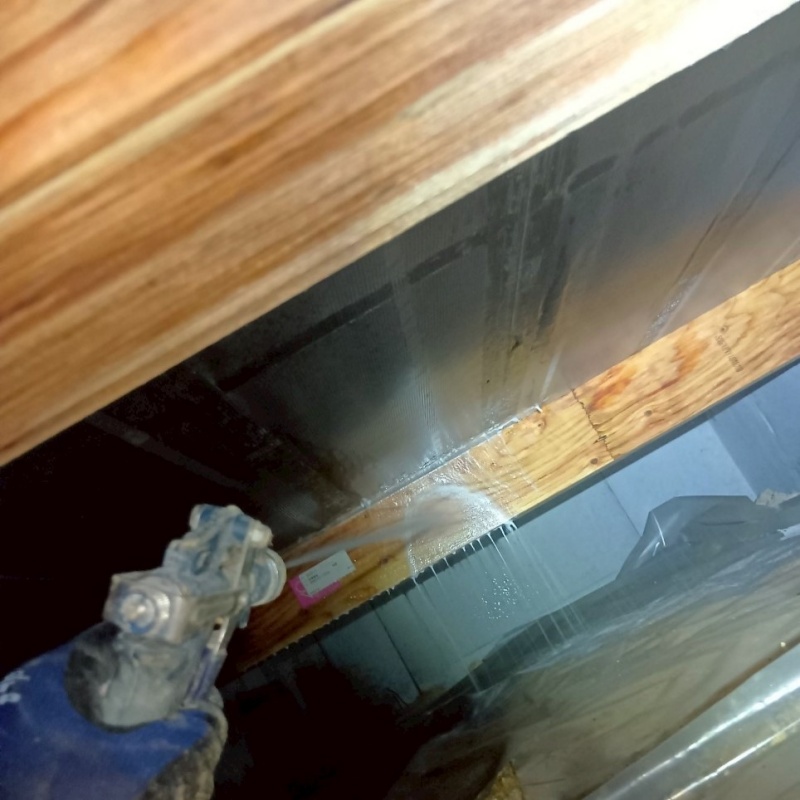 床下の木部に防蟻剤を散布