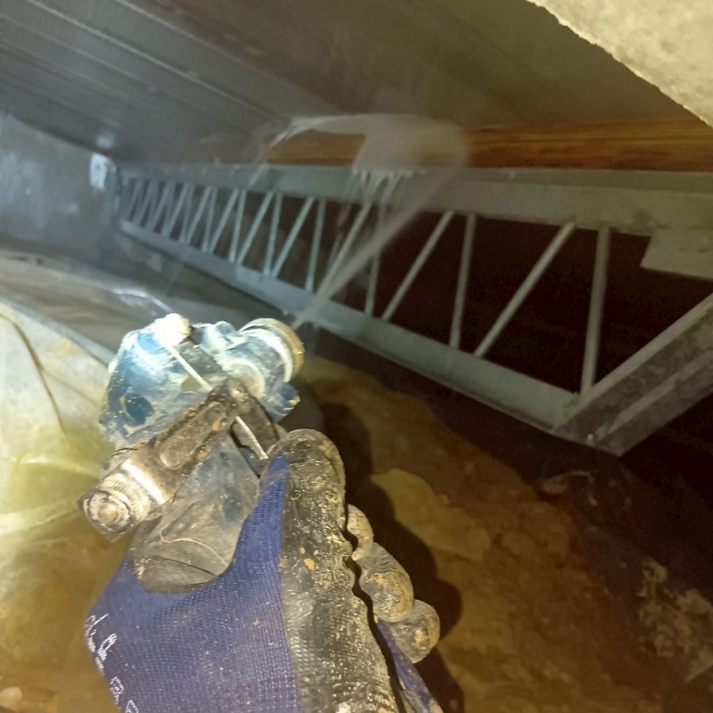 床下の木部に防蟻剤を散布