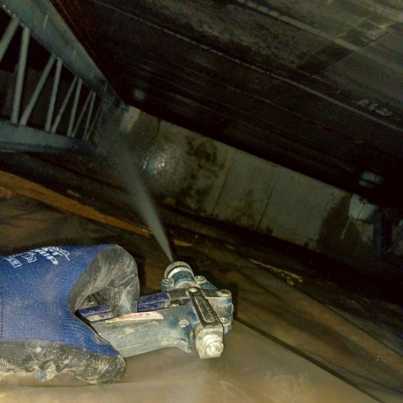 床下の基礎に防蟻剤を散布