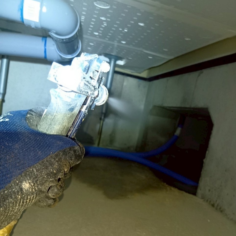 床下の基礎に防蟻剤を散布