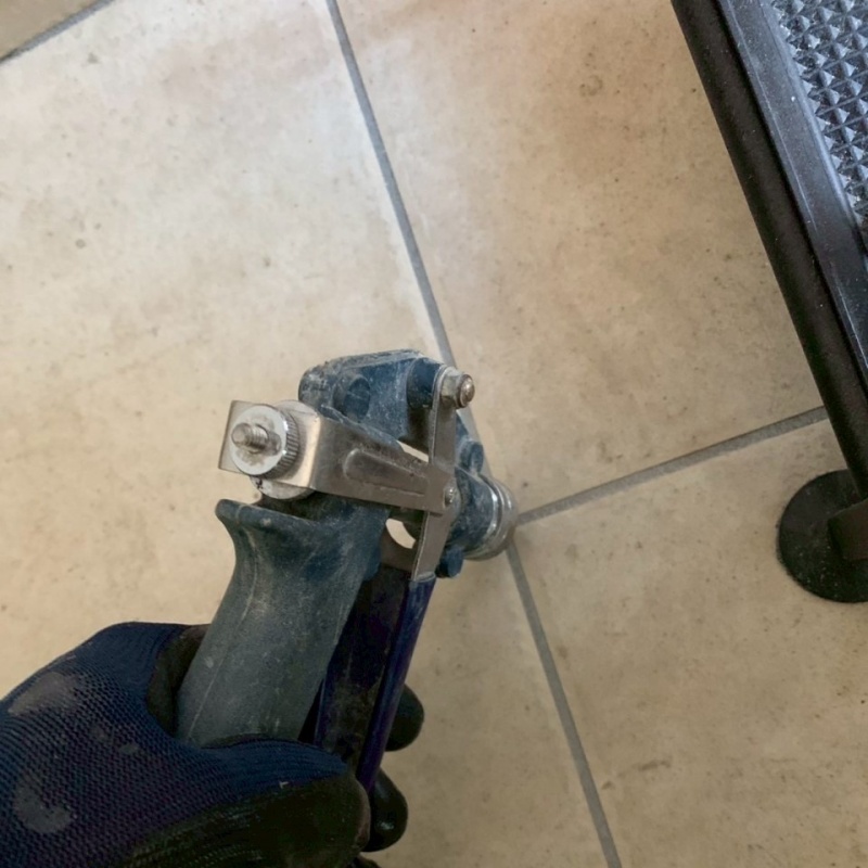 玄関の床タイルに防蟻剤を注入