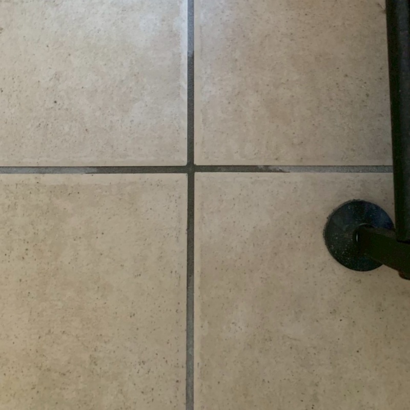 開けた箇所をパテで補修