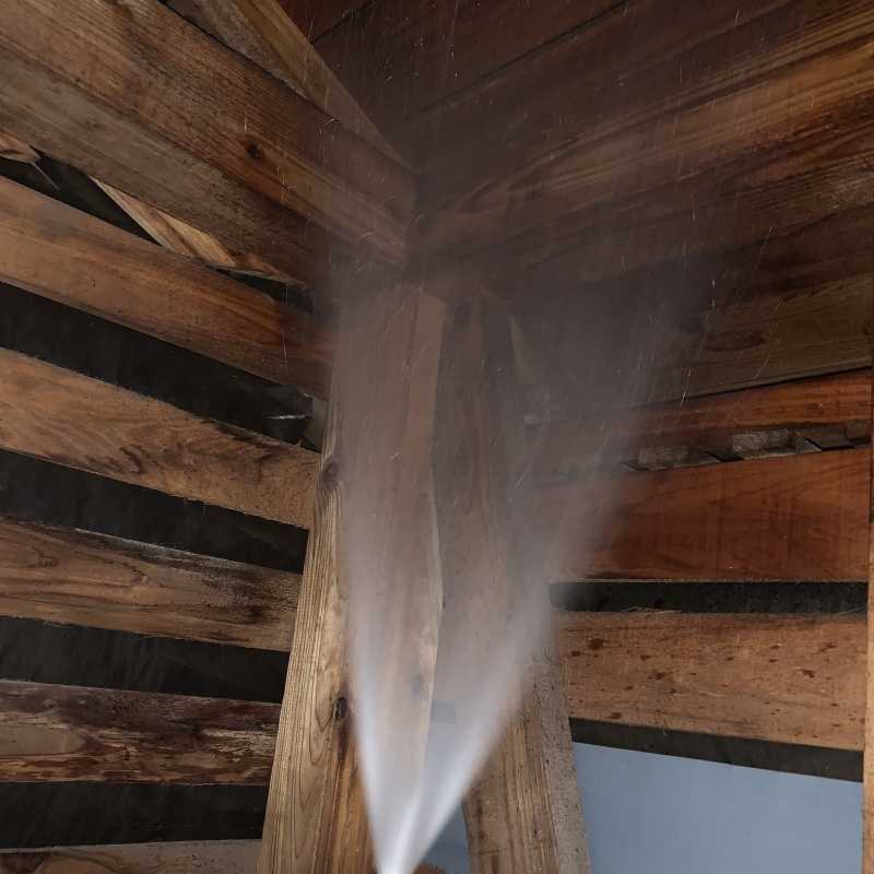 屋根裏の木部にシロアリ駆除剤を散布