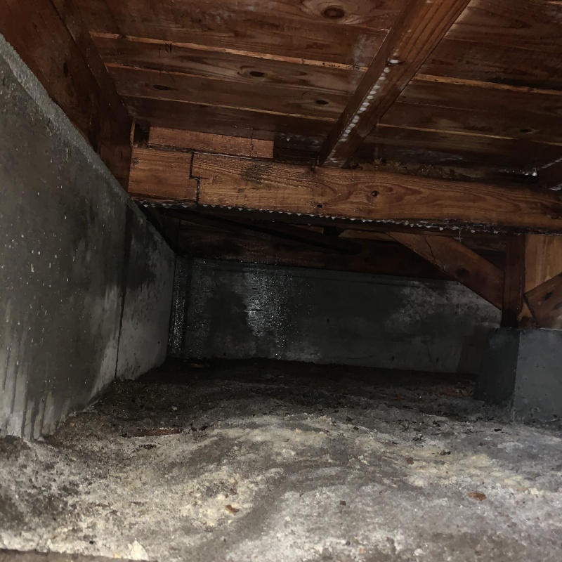 床下の基礎・土壌にシロアリ駆除剤を散布