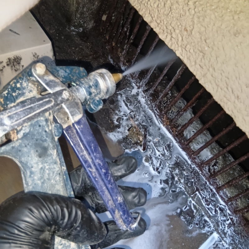 床下通気口からシロアリ駆除剤を散布