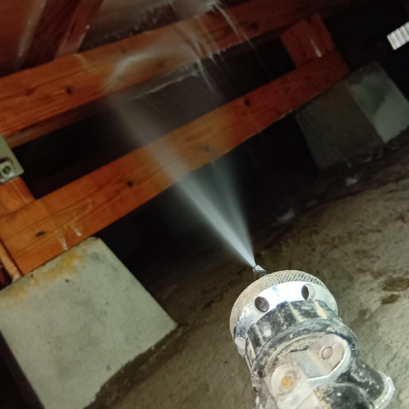 床下の木部にシロアリ駆除剤を散布