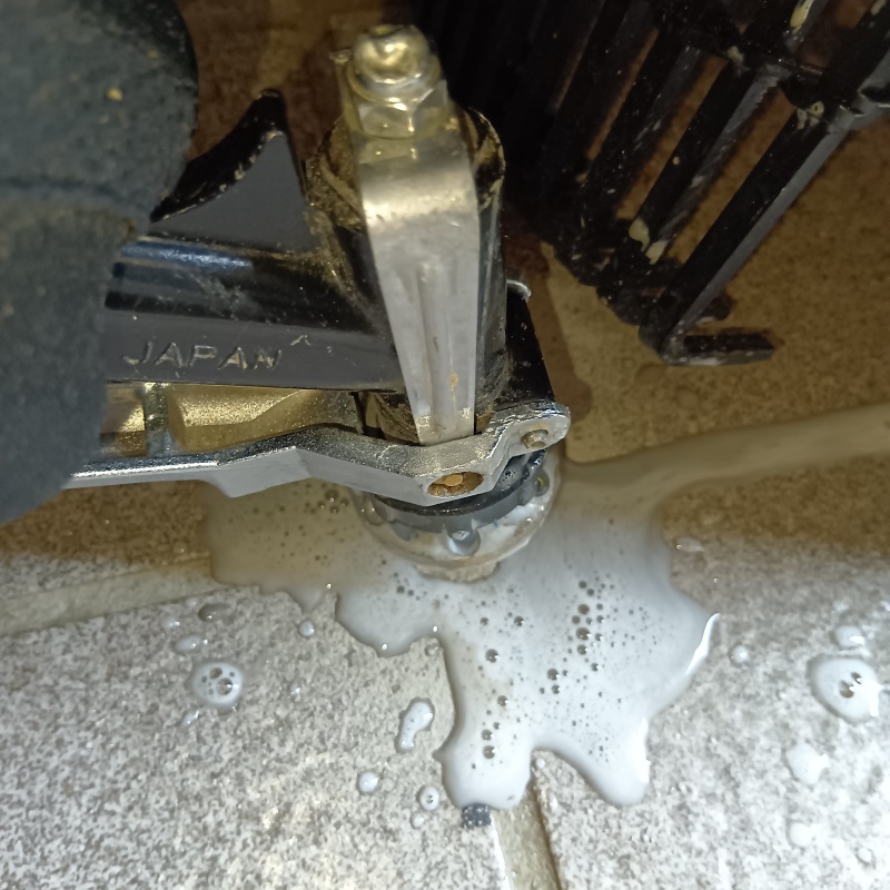 玄関の床タイルにシロアリ駆除剤を注入