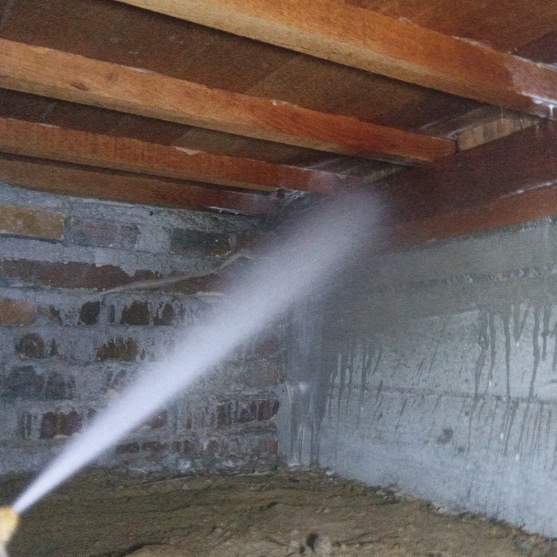 床下の木部にシロアリ駆除剤を散布