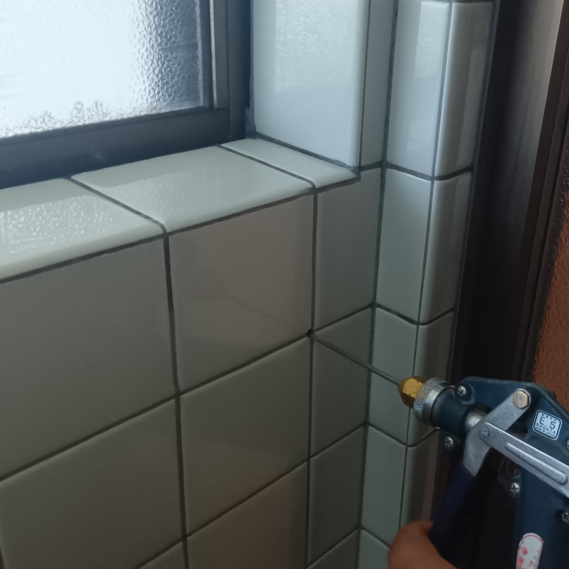 トイレの金タイル（陶器）にシロアリ駆除剤を注入