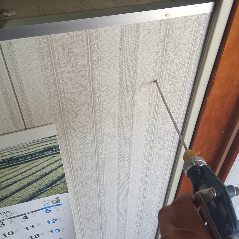 室内の壁にシロアリ駆除剤を注入