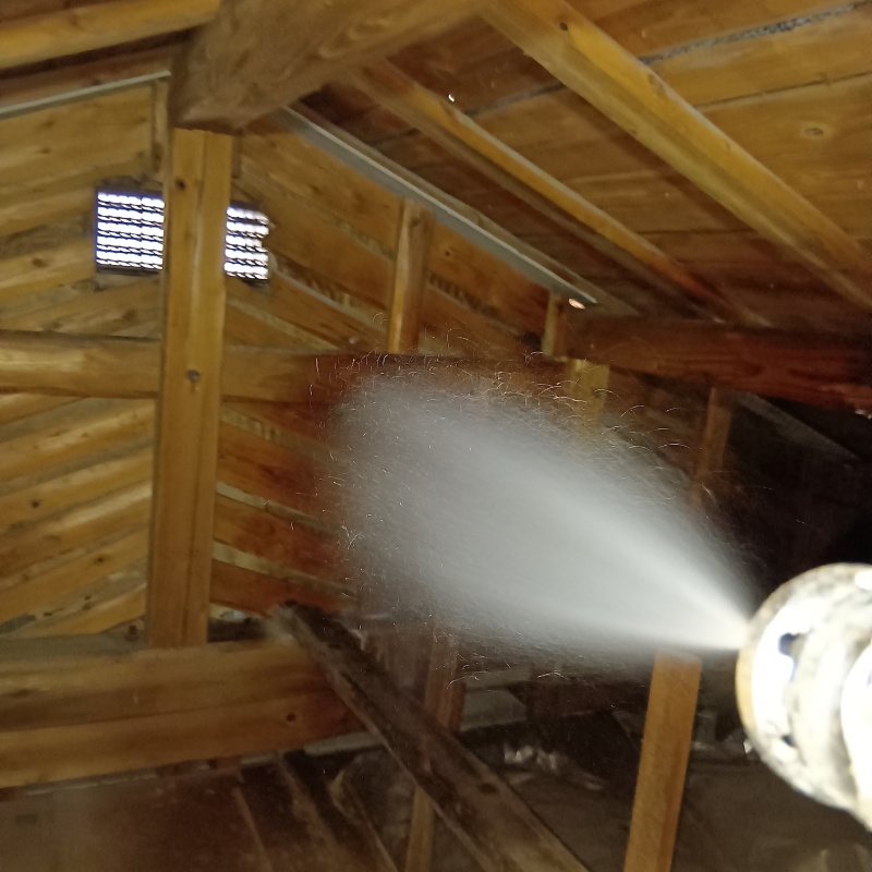 屋根裏の木部にシロアリ駆除剤を散布