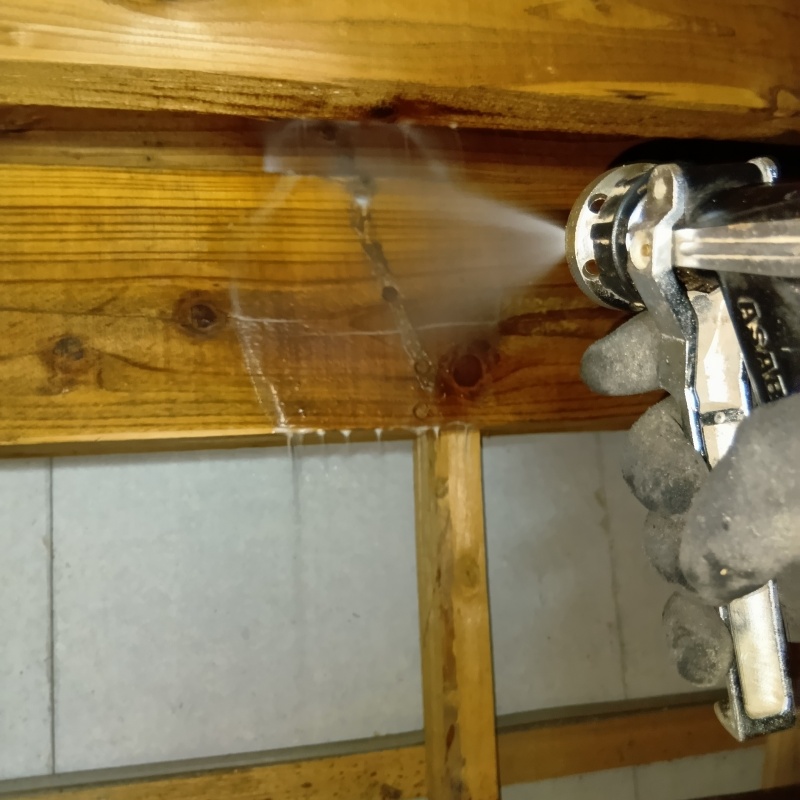 床下の木部にシロアリ駆除剤を散布