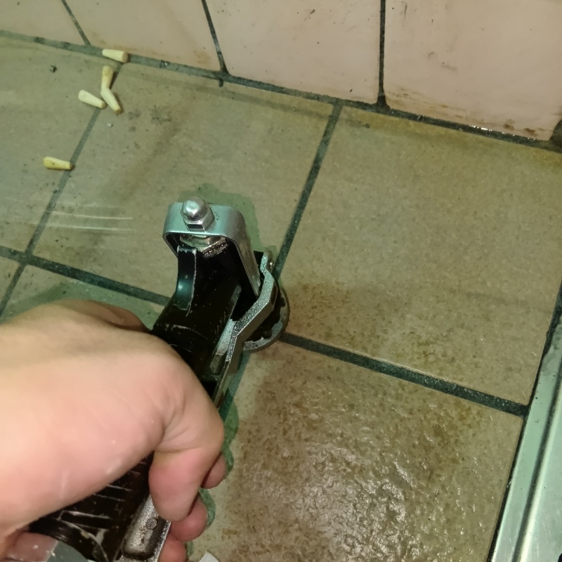 浴室に床タイルにシロアリ駆除剤を注入