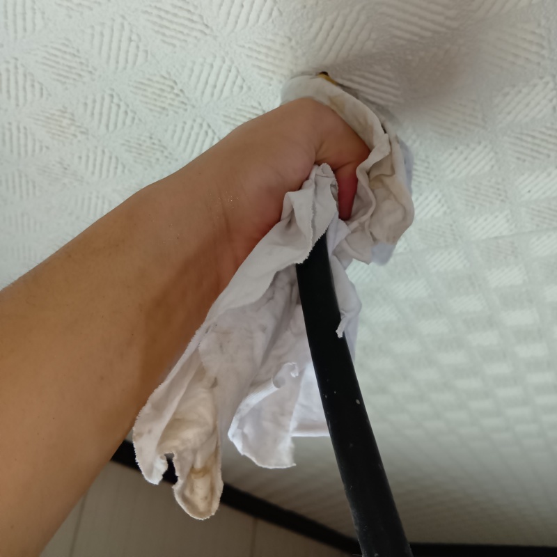 室内の天井にシロアリ駆除剤を注入