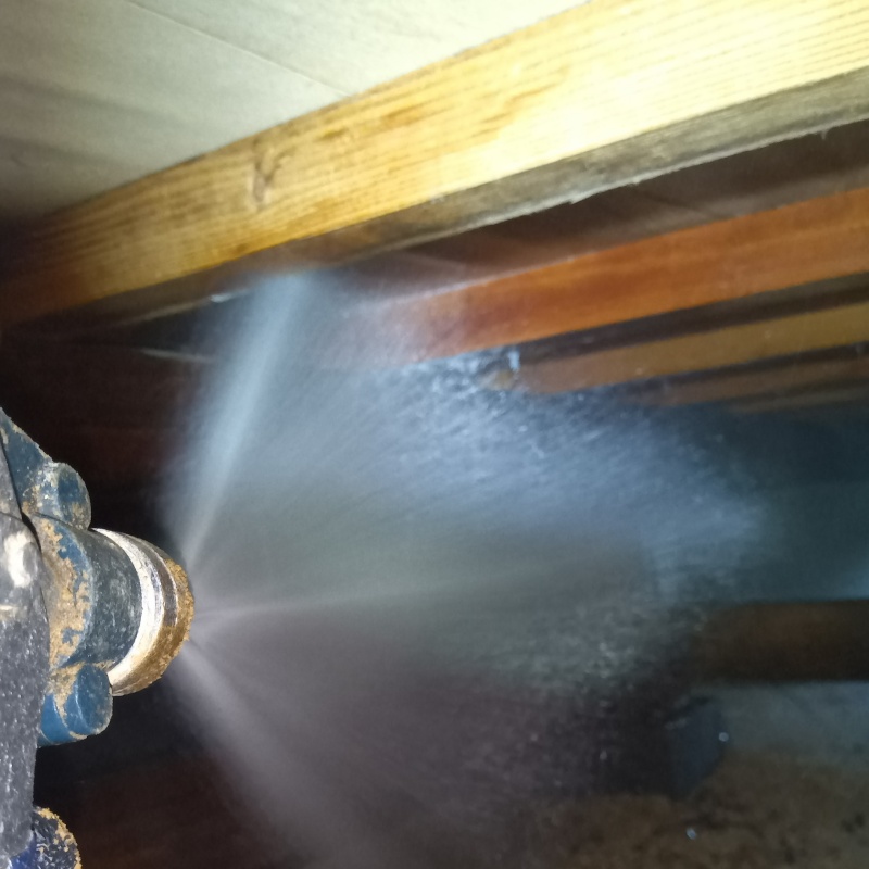 床下の木部にシロアリ駆除剤を散布