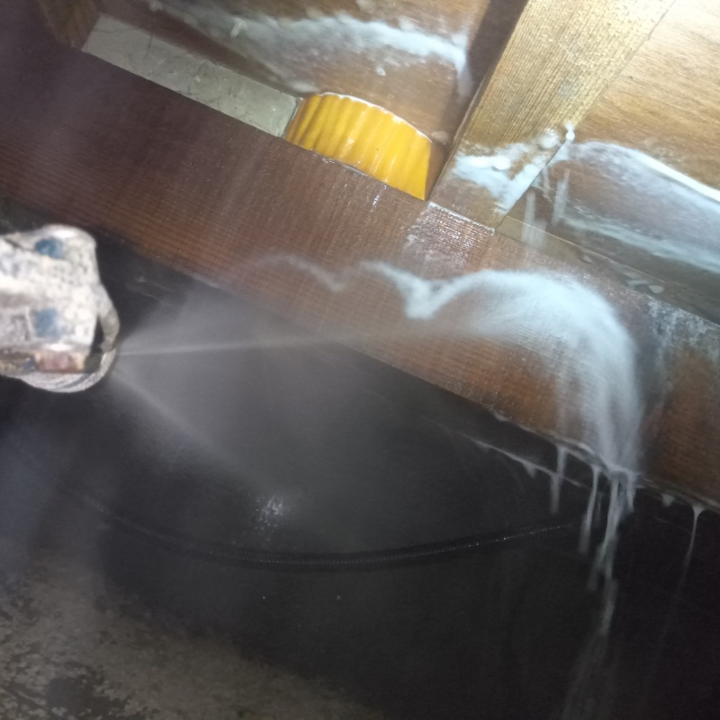 床下の木部にシロアリ駆除剤を散布