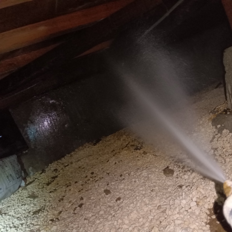 床下の基礎・土壌にシロアリ駆除剤を散布