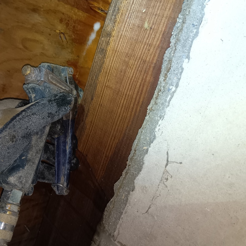 室内の壁にシロアリ駆除剤を注入