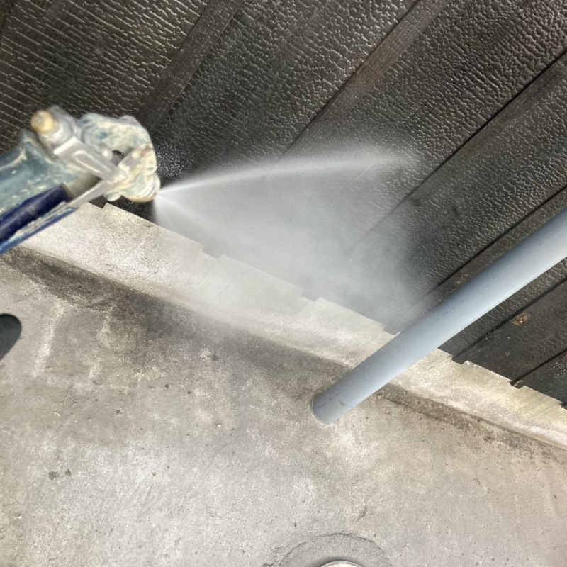 外壁にシロアリ駆除剤を散布