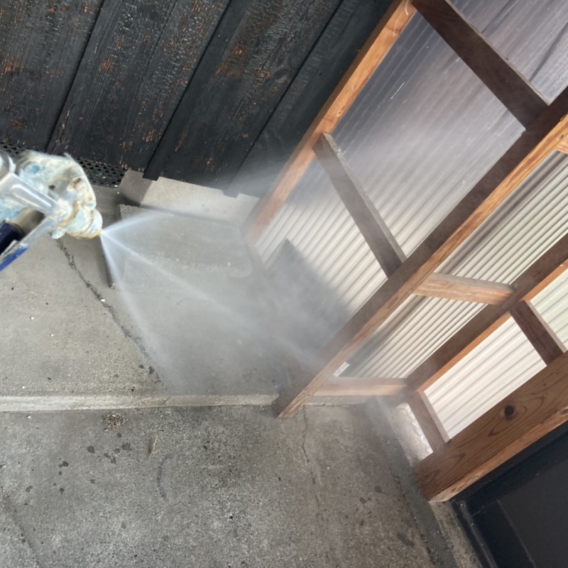 建物周辺の木部にシロアリ駆除剤を散布