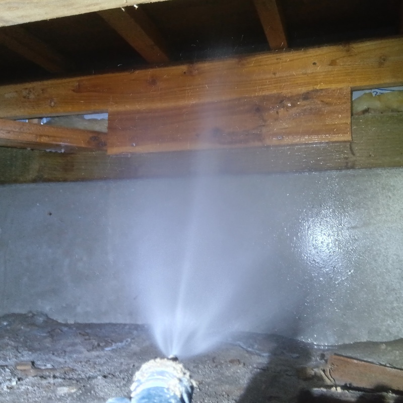 床下の木部にシロアリ駆除剤を散布