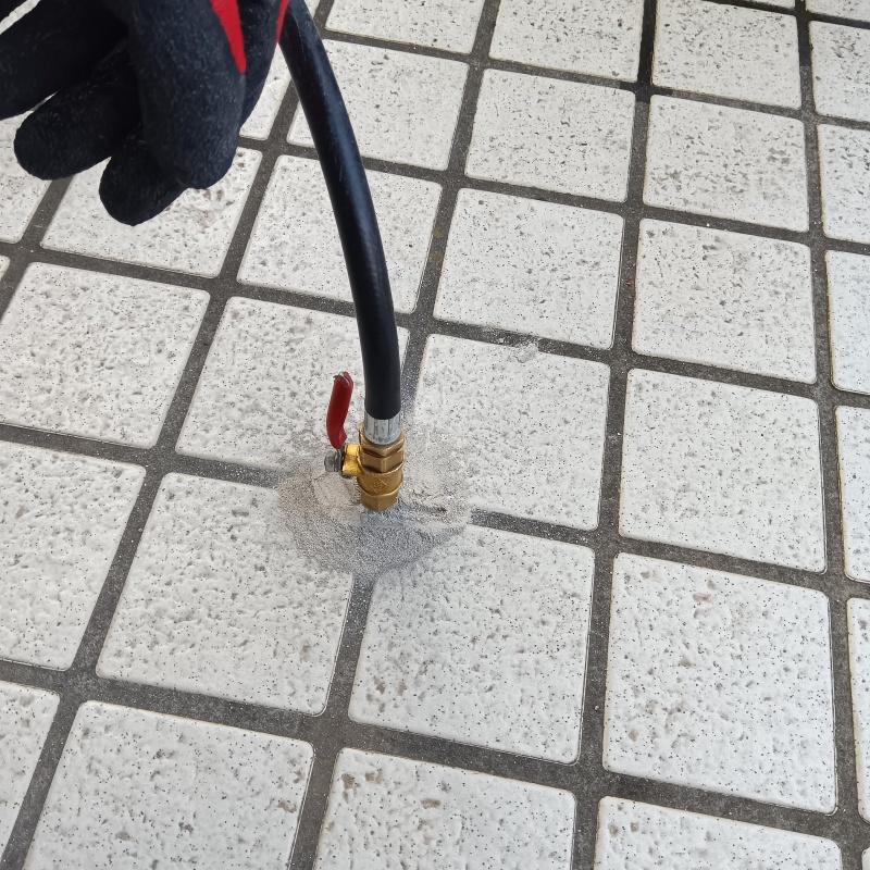 玄関ポーチの床タイルにシロアリ駆除剤を注入