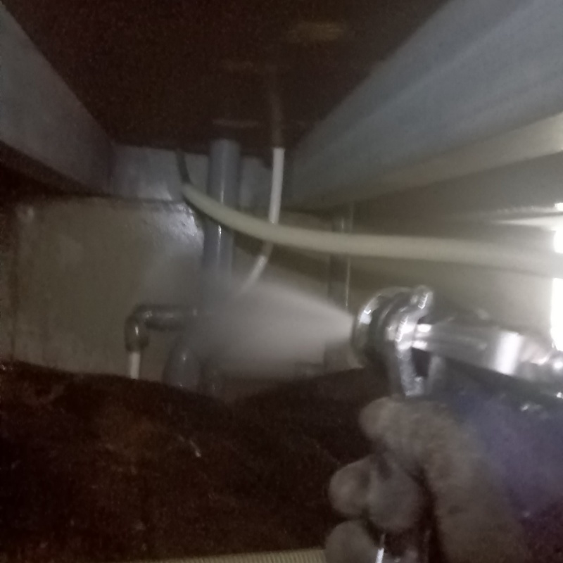 床下の基礎に防蟻剤を散布