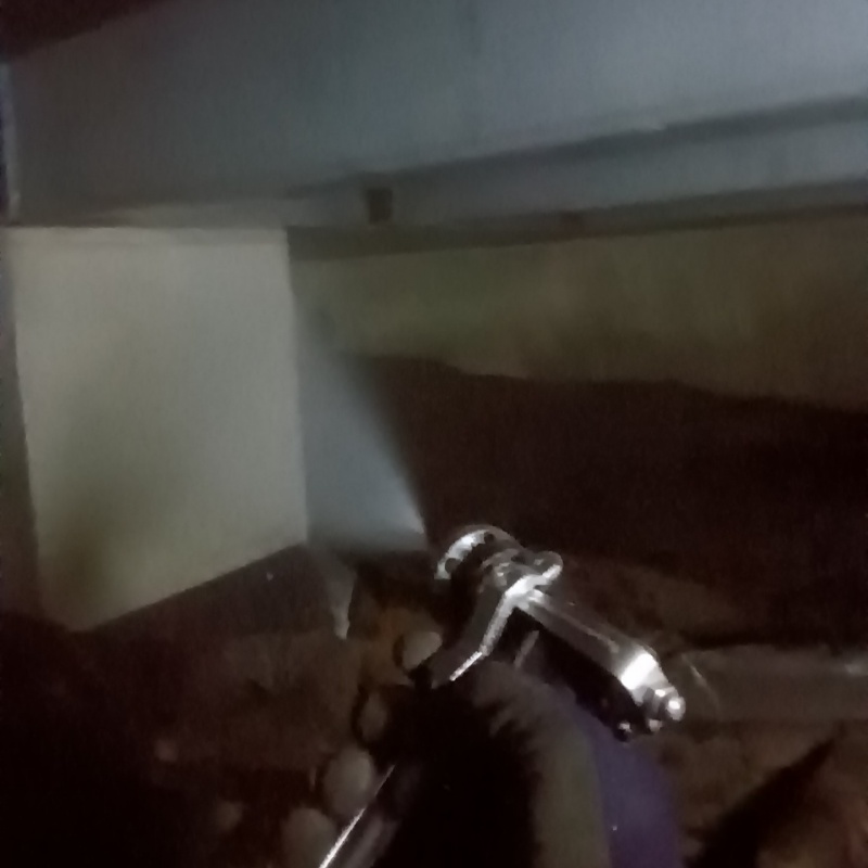 床下の基礎に防蟻剤を散布