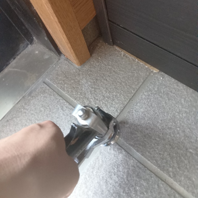 玄関の床タイルに防蟻剤を注入