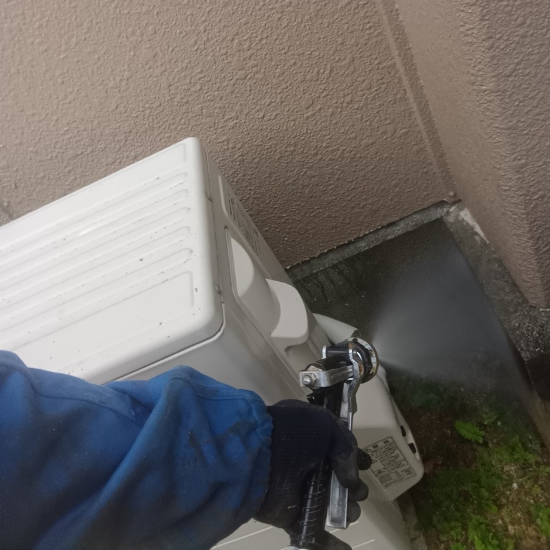 外壁の基礎に防蟻剤を散布