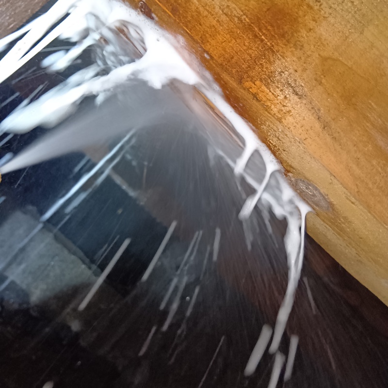 床下の木部にシロアリ駆除剤を散布