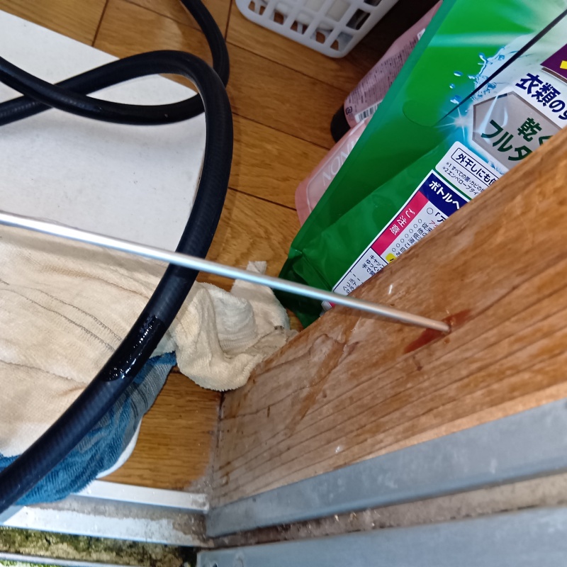 室内の柱にシロアリ駆除剤を注入