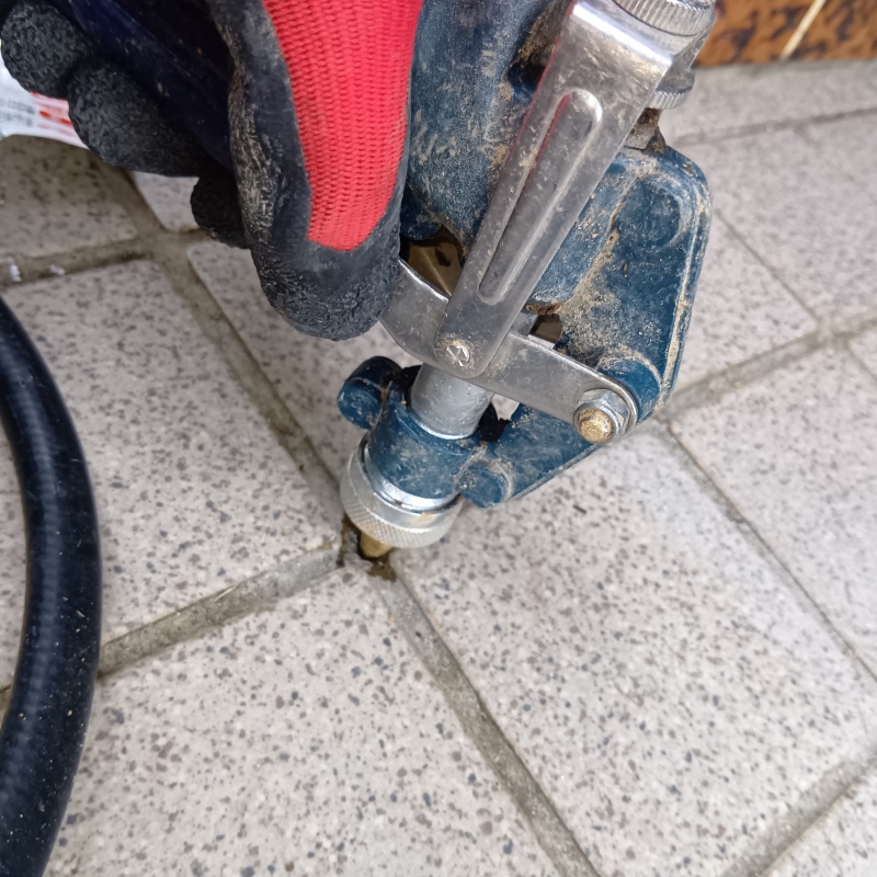 玄関の床タイルにシロアリ駆除剤を注入