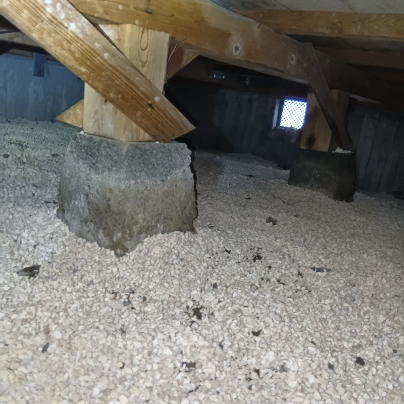 床下に調湿材を敷き詰める