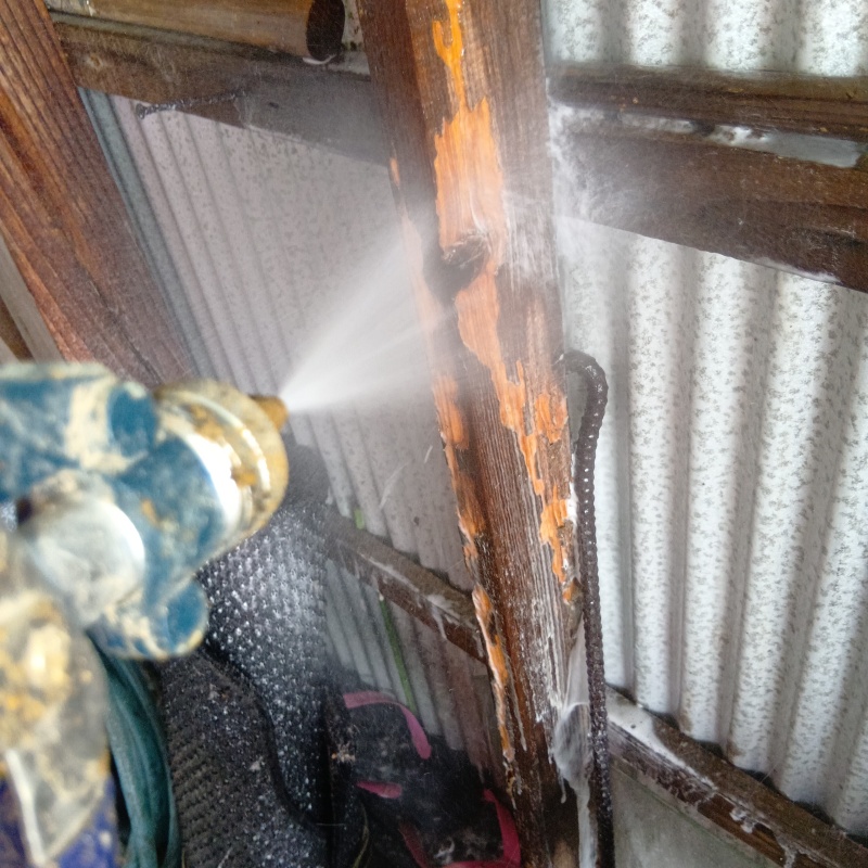 物置小屋の木部にシロアリ駆除剤を散布