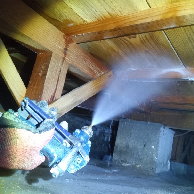 床下の木部に防蟻剤を散布