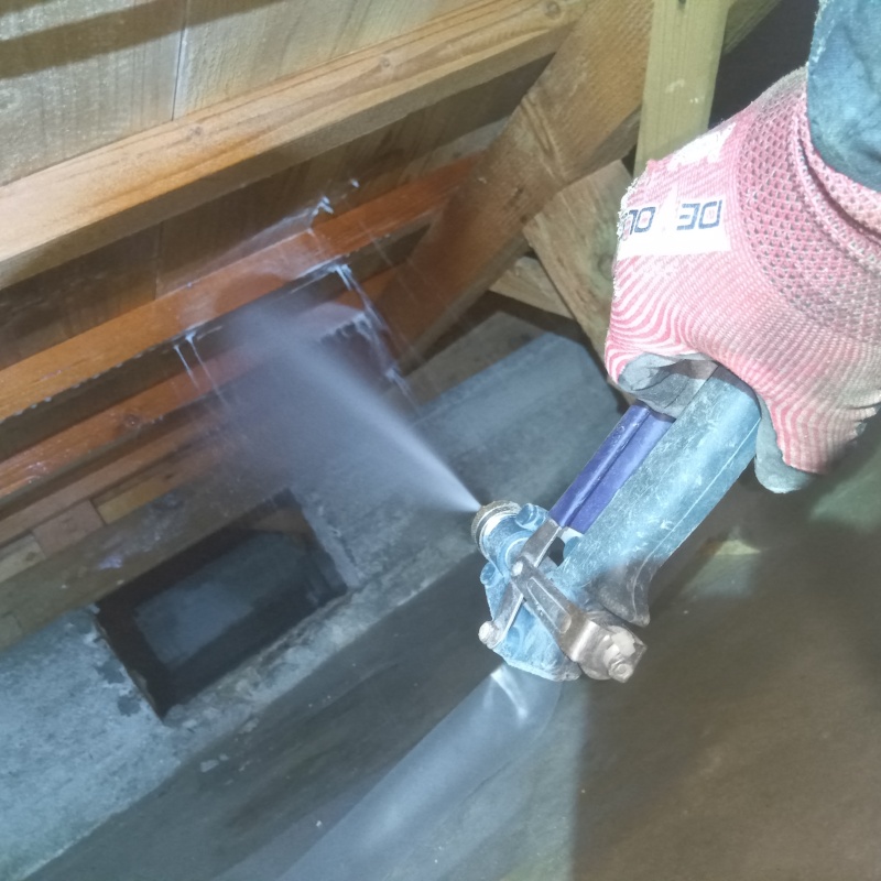 床下の木部に防蟻剤を散布