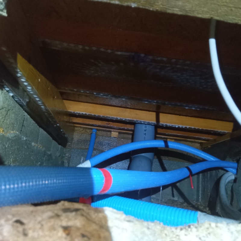 床下の基礎と地面に防蟻剤を散布