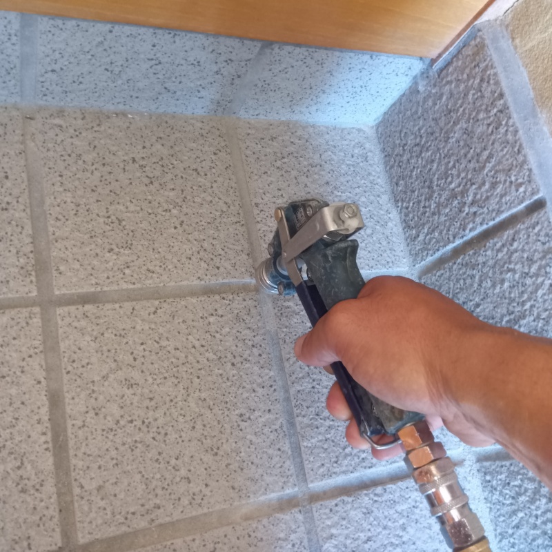 玄関の床タイルに防蟻剤を注入