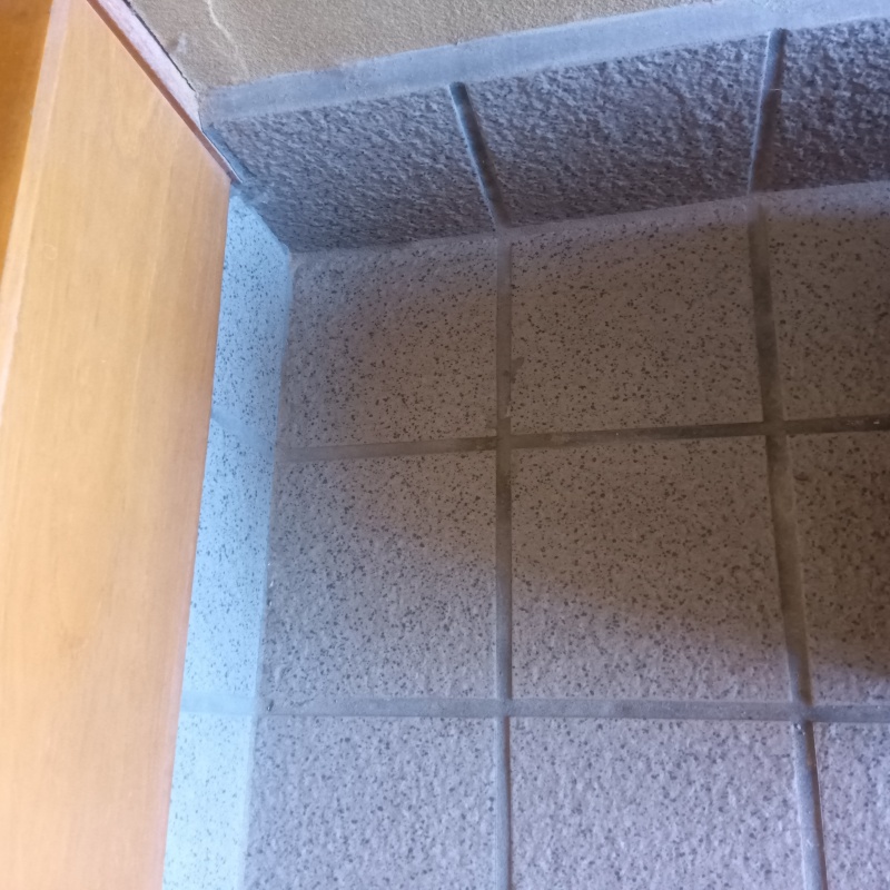 穴をパテで補修