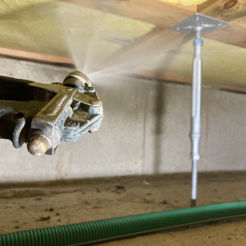 床下の天井木部にシロアリ駆除剤を散布