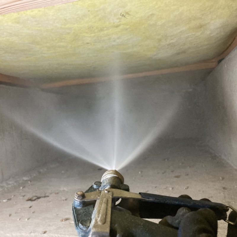 床下の天井木部にシロアリ駆除剤を散布