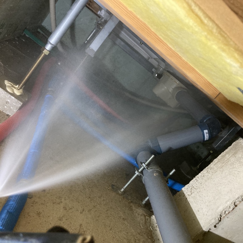 床下の地面・パイプにシロアリ駆除剤を散布