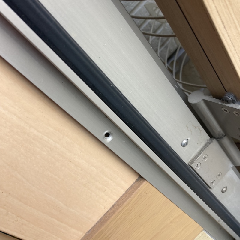 アルミの扉枠に穿孔処理のため開口した部分