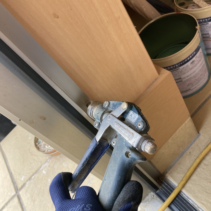 玄関のドア枠にシロアリ駆除剤を注入