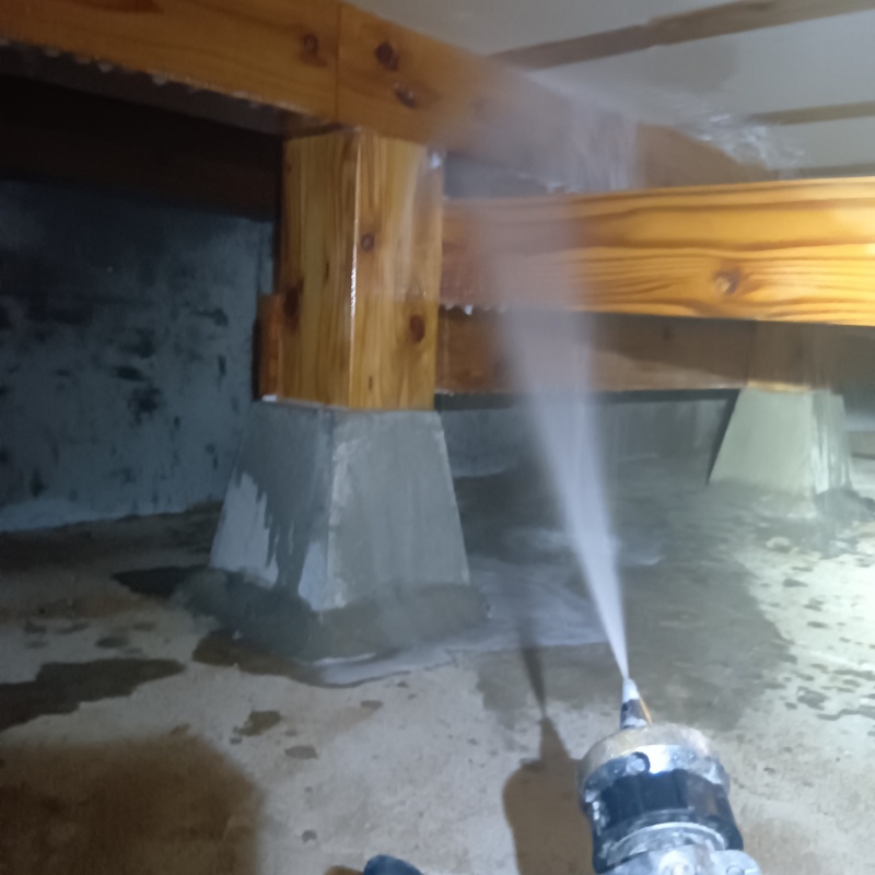 床下の木部にシロアリ駆除剤を散布