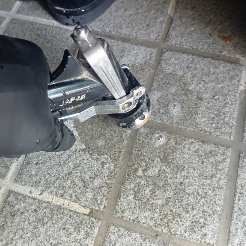 玄関の床タイルにシロアリ駆除剤を注入