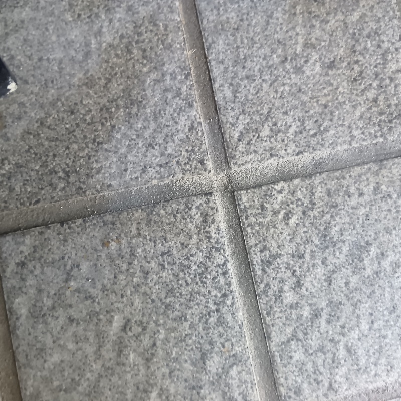 開けた穴を補修材で充填