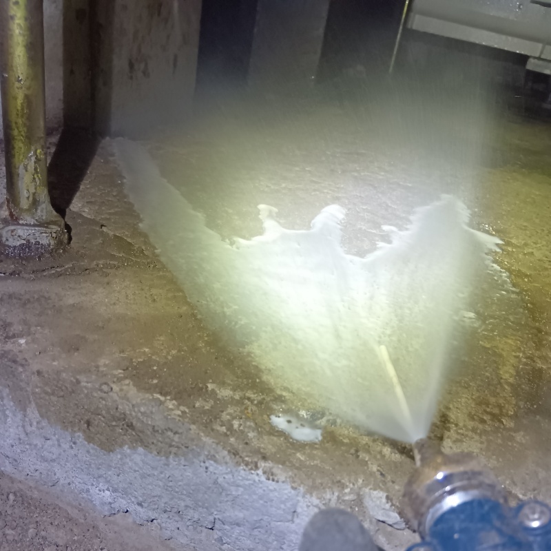 床下の土壌にシロアリ駆除剤を散布